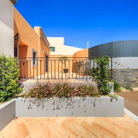 Sea-view In + Shared Pool Villa Quelfes