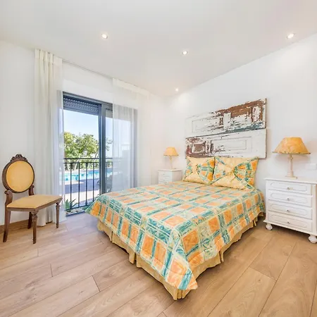 Sea-view In + Shared Pool Villa Quelfes