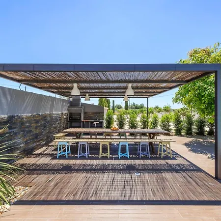 Sea-view In + Shared Pool Villa Quelfes